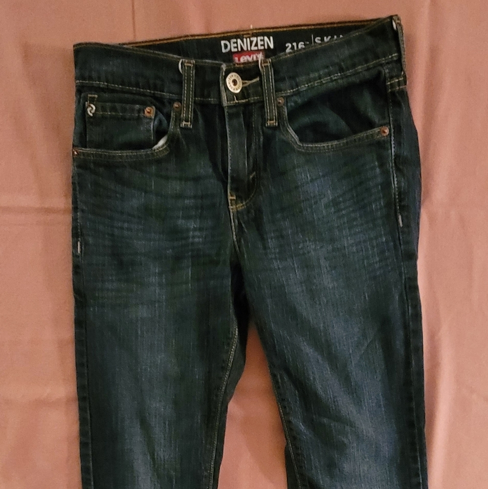 Mens Denizen jeans from Levi's. Size 28 x 30